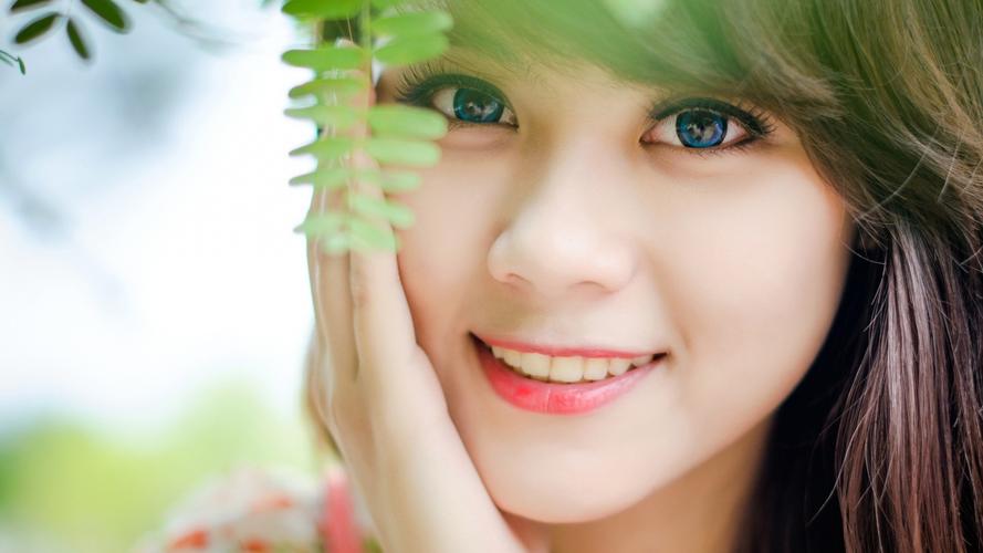 武汉渡江节：两千余名中外“泳士”搏浪长江